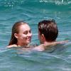 Patrick Schwarzenegger se baigne avec sa petite amie sur une plage d'Hawaï le 28 mars 2013.