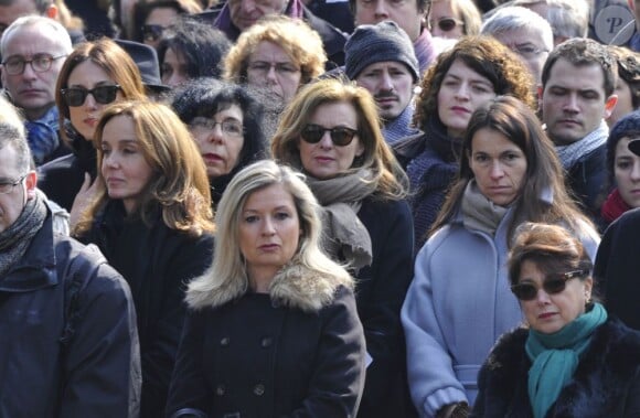 Elsa Zylberstein, Philippine Leroy-Beaulieu, Valérie Trierweiler, Aurélie Filippetti - Obsèques de l'écrivain et éditeur Jean-Marc Roberts au cimetière Montmartre à Paris le 29 mars 2013.