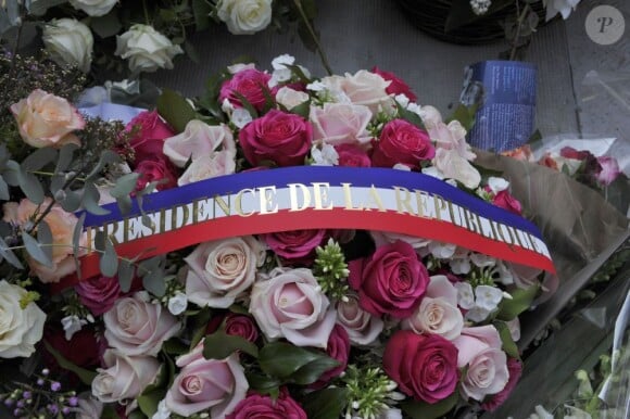 Le président François Hollande a envoyé des fleurs pour les obsèques de l'écrivain et éditeur Jean-Marc Roberts au cimetière Montmartre à Paris le 29 mars 2013.