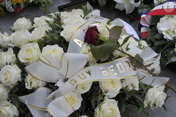 Guy Bedos a envoyé des fleurs pour les obsèques de l'écrivain et éditeur Jean-Marc Roberts au cimetière Montmartre à Paris le 29 mars 2013.