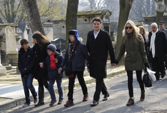 La famille aux obsèques de l'écrivain et éditeur Jean-Marc Roberts au cimetière Montmartre à Paris le 29 mars 2013.