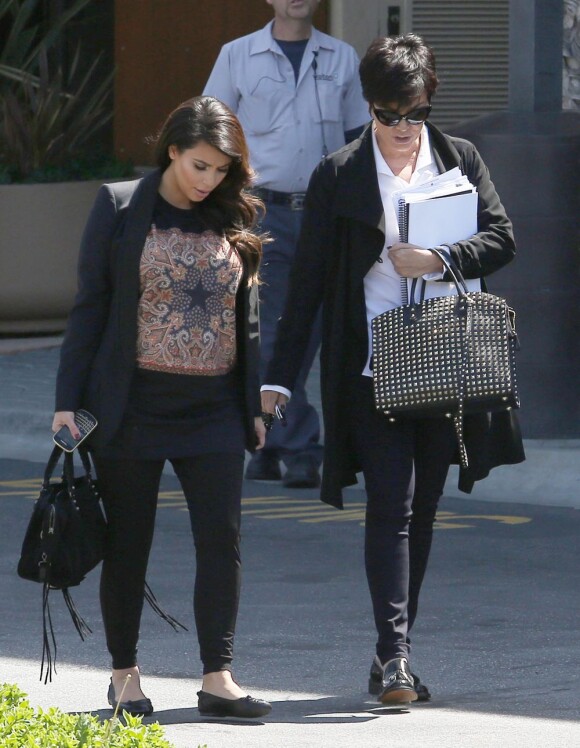 Kim Kardashian et sa mère Kris Jenner à Los Angeles. Le 29 mars 2013.