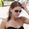Jillian Fink, ravissante épouse de Patrick Dempsey, profite des joies de la plage dans un bikini noir. Cabo San Lucas, le 29 mars 2013.