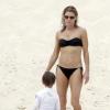 L'épouse de Patrick Dempsey, Jillian Fink, profite des joies de la plage avec un de ses deux jumeaux. Cabo San Lucas, le 29 mars 2013.