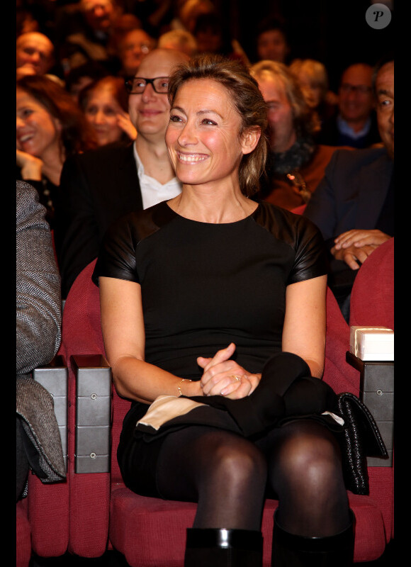 La journaliste Anne-Sophie Lapix recevant le prix de la meilleure intervieweuse 2012, le 29 novembre 2012 à Paris.
