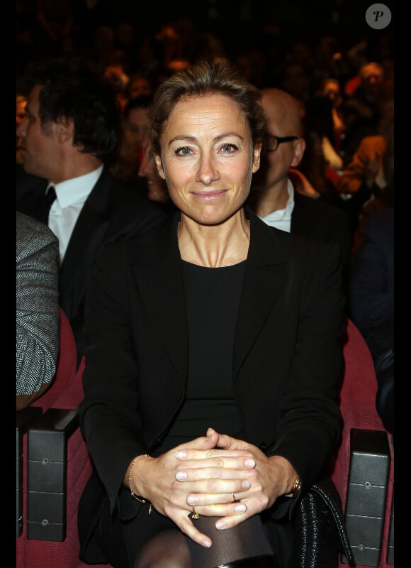 La journaliste de Canal + Anne-Sophie Lapix recevant le prix de la meilleure intervieweuse 2012, le 29 novembre 2012 à Paris.