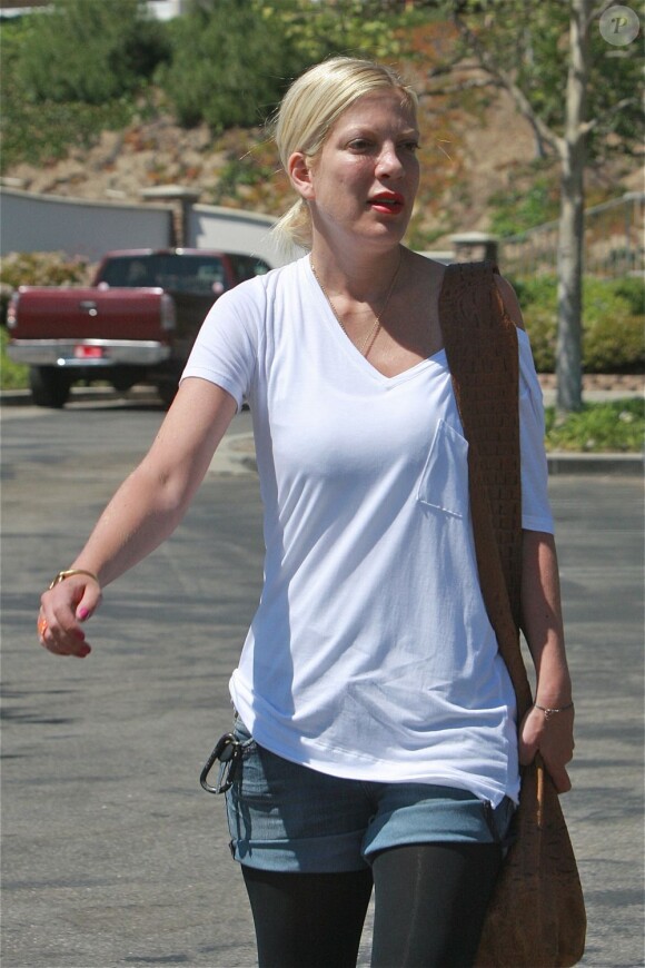 La comédienne Tori Spelling en virée shopping à Thousand Oaks, accompagné de Stella et Finn, le 30 mars 2013.