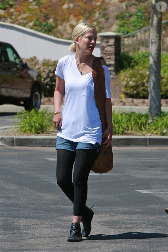 Tori Spelling (ex-Beverly Hills) en virée shopping à Thousand Oaks, accompagné de Stella et Finn, le 30 mars 2013.