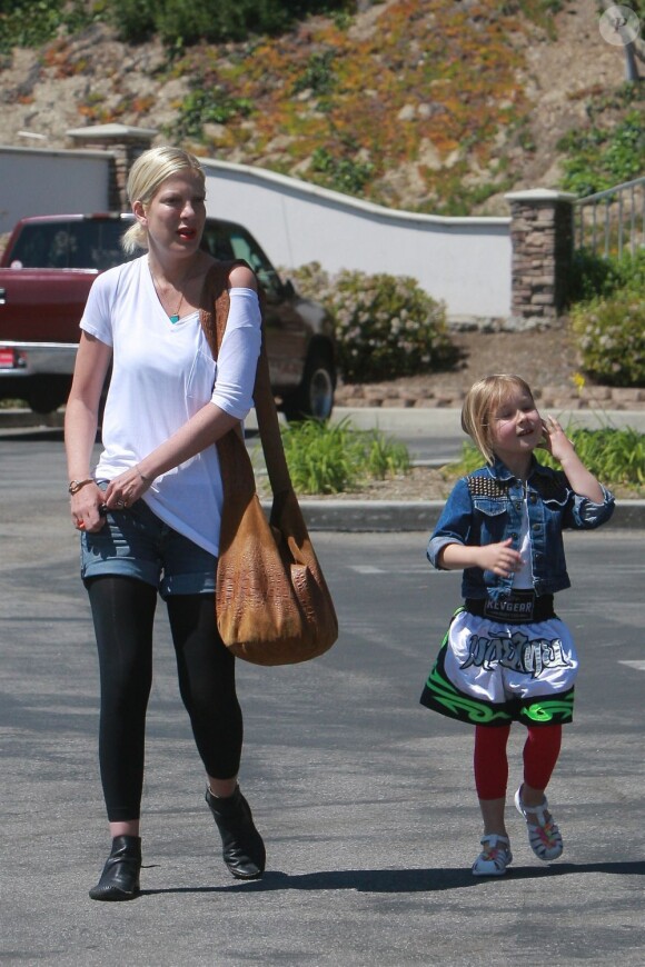 Tori Spelling en virée shopping à Thousand Oaks, accompagné de Stella et Finn, le 30 mars 2013.