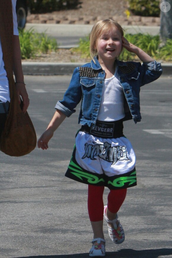 Tori Spelling en virée shopping à Thousand Oaks, accompagné de Stella et Finn, le 30 mars 2013.