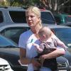 Tori Spelling en virée shopping à Thousand Oaks, accompagné de Stella et Finn, le 30 mars 2013.