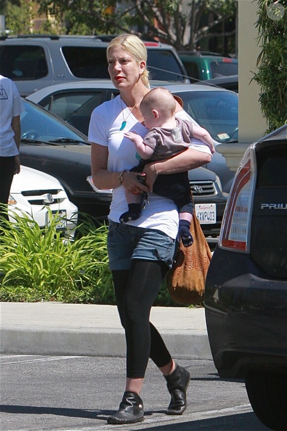 Tori Spelling en virée shopping à Thousand Oaks, accompagné de Stella et Finn, le 30 mars 2013.