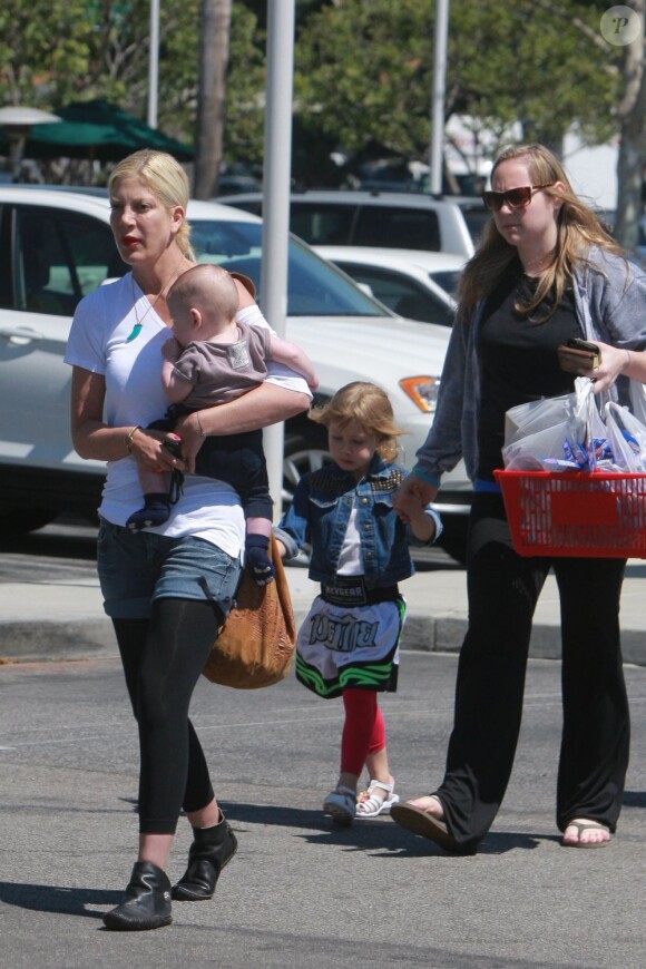 Tori Spelling en virée shopping à Thousand Oaks, accompagné de Stella et Finn, le 30 mars 2013.