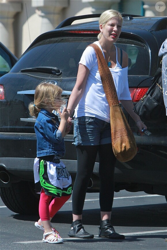 Tori Spelling en virée shopping à Thousand Oaks, accompagné de Stella et Finn, le 30 mars 2013.