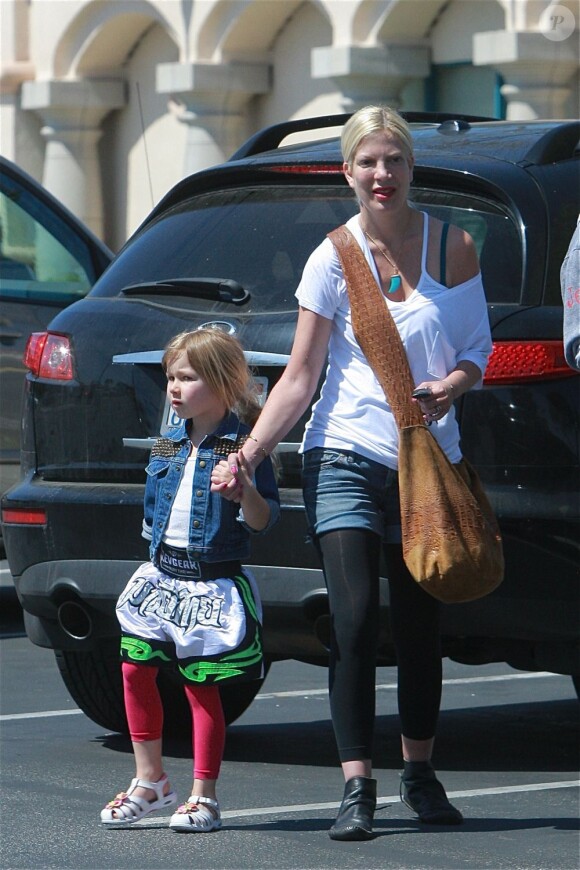 Tori Spelling en virée shopping à Thousand Oaks, accompagné de Stella et Finn, le 30 mars 2013.