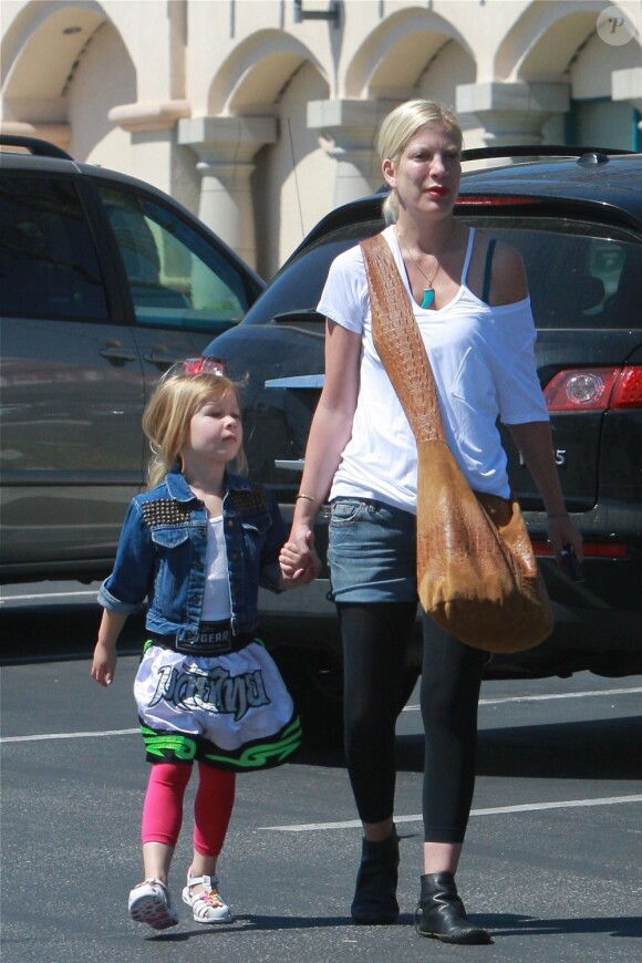 Tori Spelling en virée shopping à Thousand Oaks, accompagné de Stella et Finn, le 30 mars 2013.