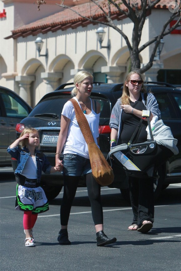 Tori Spelling en virée shopping à Thousand Oaks, accompagné de Stella et Finn, le 30 mars 2013.