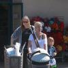 Tori Spelling en virée shopping à Thousand Oaks, accompagné de Stella et Finn, le 30 mars 2013.