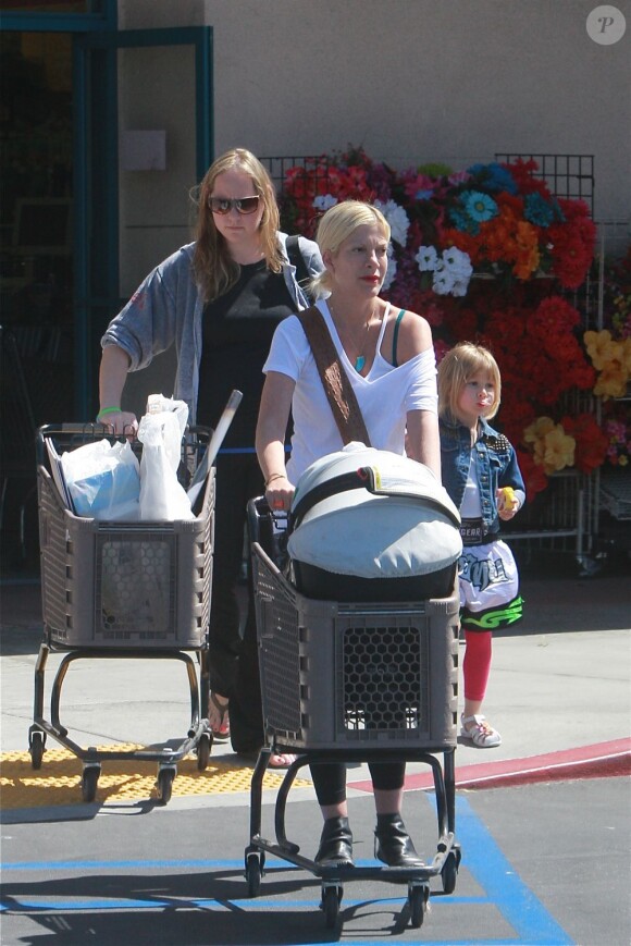 Tori Spelling en virée shopping à Thousand Oaks, accompagné de Stella et Finn, le 30 mars 2013.