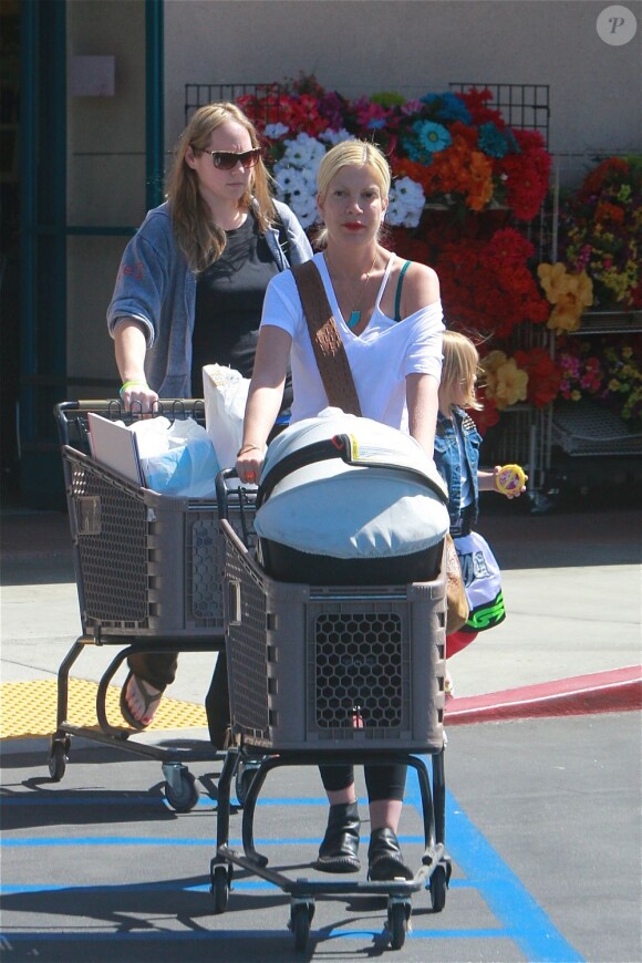 Tori Spelling en virée shopping à Thousand Oaks, accompagné de Stella et Finn, le 30 mars 2013.
