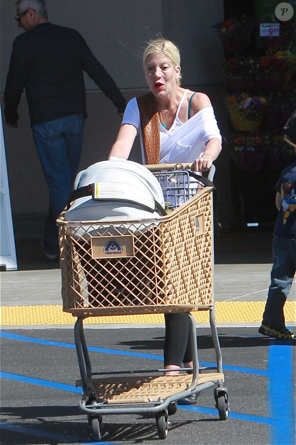 Tori Spelling en virée shopping à Thousand Oaks, accompagné de Stella et Finn, le 30 mars 2013.
