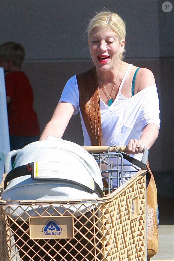 L'actrice Tori Spelling en virée shopping à Thousand Oaks, accompagné de Stella et Finn, le 30 mars 2013.