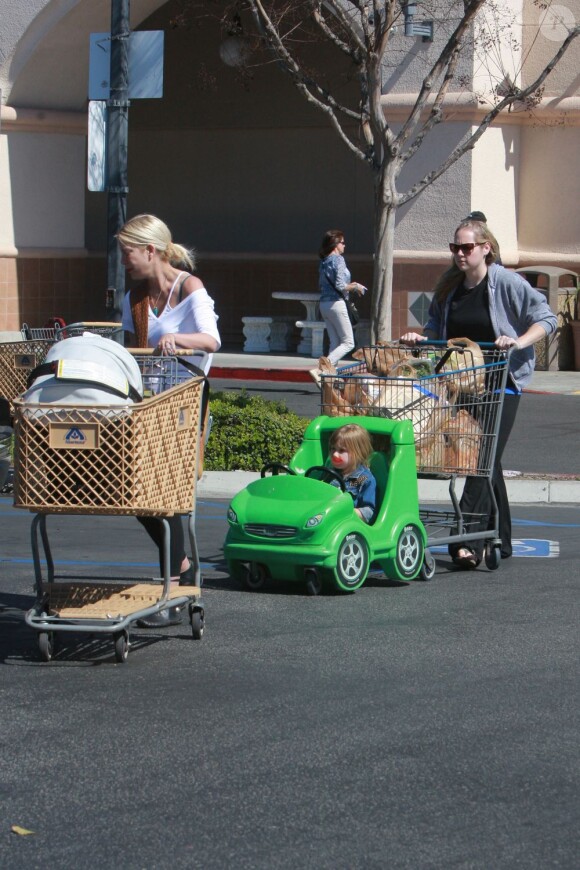 Tori Spelling en virée shopping à Thousand Oaks, accompagné de Stella et Finn, le 30 mars 2013.