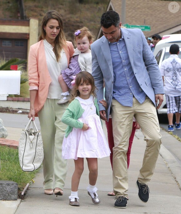 Jessica Alba, son mari Cash Warren et leurs deux filles Haven et Honor passent le dimanche de Pâques chez les parents de Cash Warren. Camarillo, le 31 mars 2013.