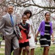 Le couple présidentiel Barack et Michelle Obama, accompagnée de leurs filles Malia et Sasha, se rendent à la St John's Episcopal Church à Washington pour assister à la messe de Pâques. Le 31 mars 2013.