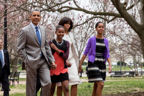 Le couple présidentiel Barack et Michelle Obama, accompagnée de leurs filles Malia et Sasha, se rendent à la St John's Episcopal Church à Washington pour assister à la messe de Pâques. Le 31 mars 2013.