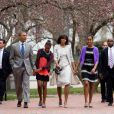 Le couple présidentiel Barack et Michelle Obama, accompagnés de leurs filles Malia et Sasha, se rendent à la St John's Episcopal Church à Washington pour assister à la messe de Pâques. Le 31 mars 2013.