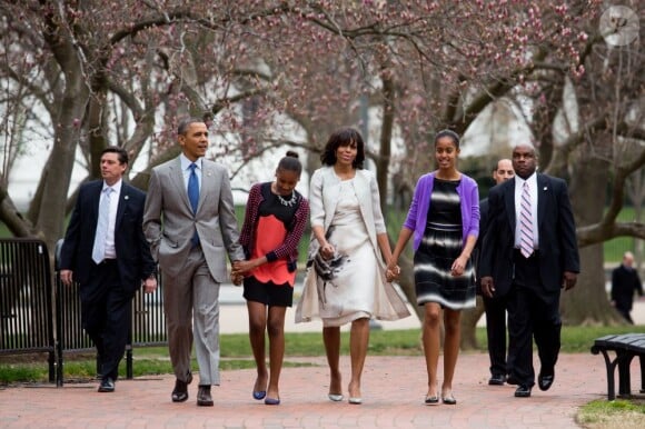 Le couple présidentiel Barack et Michelle Obama, accompagnés de leurs filles Malia et Sasha, se rendent à la St John's Episcopal Church à Washington pour assister à la messe de Pâques. Le 31 mars 2013.