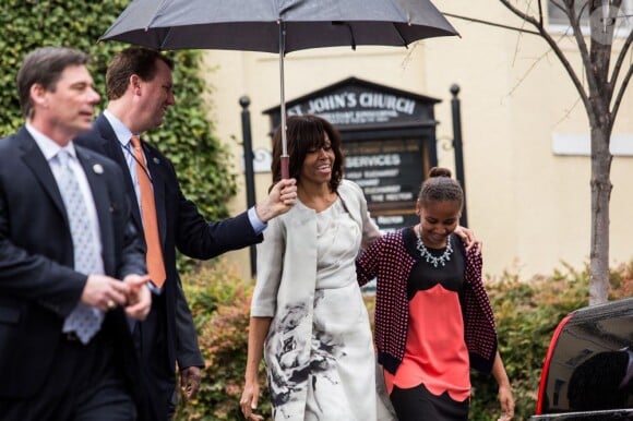 Michelle Obama, accompagnée de ses filles Malia et Sasha, se rend à la St John's Episcopal Church à Washington pour assister à la messe de Pâques. Le 31 mars 2013.