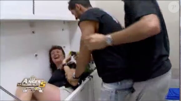 Fred au lavage dans les Anges de la télé-réalité 5, mardi 2 avril 2013 sur NRJ12