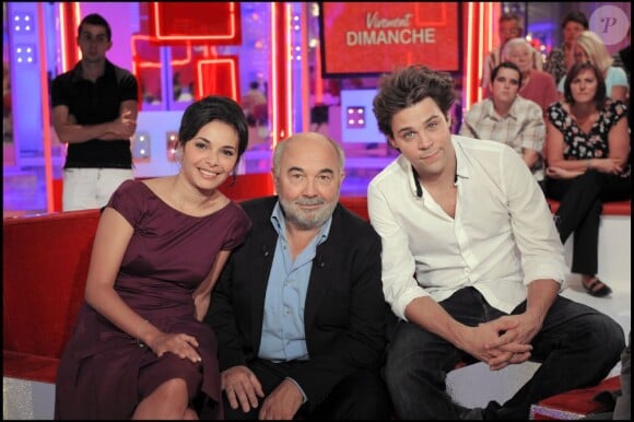 Gérard Jugnot, sa compagne Saïda Jawad, et son fils Arthur Jugnot lors de l'émission Vivement dimanche le 4 octobre 2009