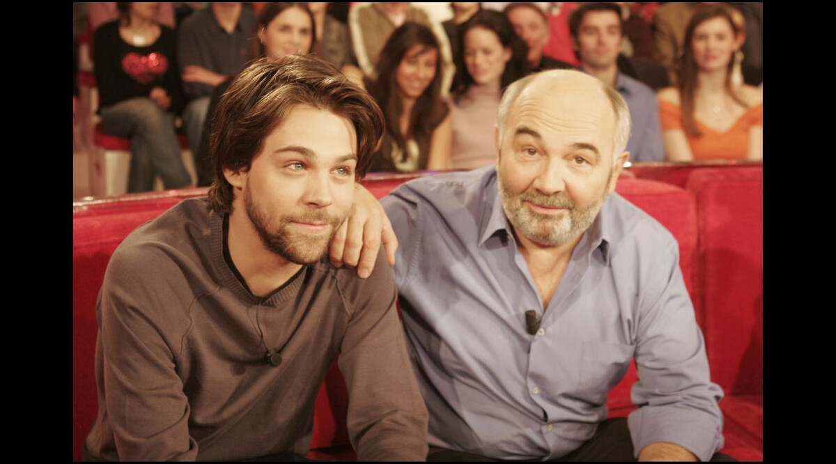 Photo : Arthur Jugnot et son père Gérard Jugnot le 23 février 2005