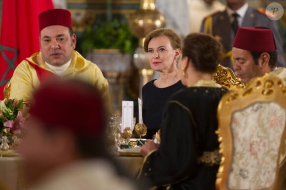Valérie Trierweiler au côté du souverain marocain lors du dîner de gala. François Hollande et Valérie Trierweiler étaient accueillis le 3 avril 2013 par le roi Mohammed VI du Maroc et la famille royale pour une visite d'Etat de deux jours. Le jeune prince héritier Moulay El Hassan ainsi que les princesses Lalla Salma, Lalla Meryem et Lalla Hasna ont pris part au protocole.