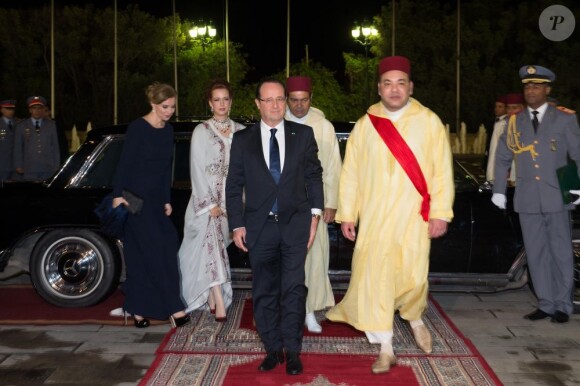 Arrivée au palais royal à Casablanca pour le dîner de gala. François Hollande et Valérie Trierweiler étaient accueillis le 3 avril 2013 par le roi Mohammed VI du Maroc et la famille royale pour une visite d'Etat de deux jours. Le jeune prince héritier Moulay El Hassan ainsi que les princesses Lalla Salma, Lalla Meryem et Lalla Hasna ont pris part au protocole.