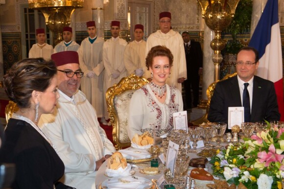 La princesse Lalla Salma du Maroc était une somptueuse voisine de table pour le président français. François Hollande et Valérie Trierweiler étaient accueillis le 3 avril 2013 par le roi Mohammed VI du Maroc et la famille royale pour une visite d'Etat de deux jours. Le jeune prince héritier Moulay El Hassan ainsi que les princesses Lalla Salma, Lalla Meryem et Lalla Hasna ont pris part au protocole.