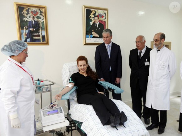 La princesse Lalla Salma du Maroc donne son sang dans le cadre d'une campagne nationale, le 9 mars 2013 à Rabat.