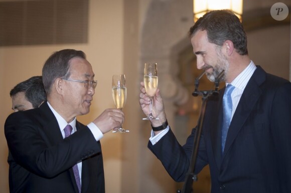 Le prince Felipe, vu en train de porter un toast avec Ban Ki-Moon, et la princesse Letizia d'Espagne recevaient à Madrid, au palais du Pardo, le 4 avril 2013, le secrétaire général des Nations unies Ban Ki-Moon et son épouse, ainsi que des dignitaires de l'ONU à l'occasion du Conseil des chefs de l'organisme et du coup d'envoi de la campagne "1 000 jours d'action pour les Objectifs du Millénaire pour le développement (OMD)".