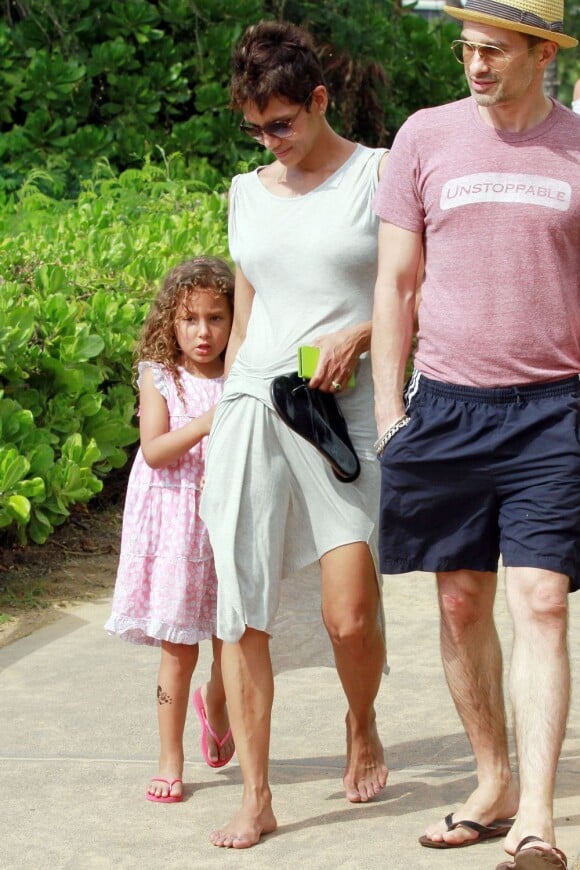 Olivier Martinez, Halle Berry enceinte et sa fille Nahla en vacances sur une plage d'Hawai le 27 mars 2013