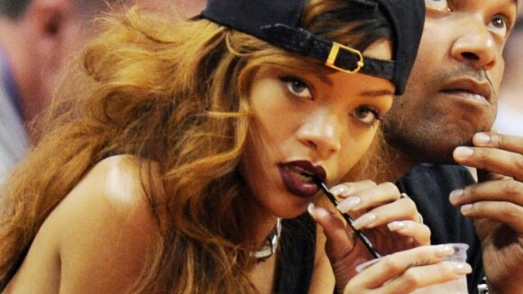 Rihanna : Sexy et souriante pendant que Chris Brown flirte avec une blonde