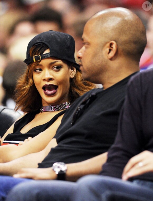 La chanteuse Rihanna a assisté avec un ami au match de NBA qui a opposé les Lakers et les Clippers. Dimanche 7 avril au Staples Center à Los Angeles.
