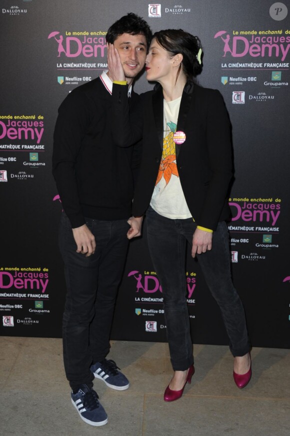 Jérémie Elkaïm and Valérie Donzelli lors de la soirée d'hommage à Jacques Demy pour l'exposition consacrée au cinéaste à la Cinémathèque Française, Paris, le 8 avril 2013.