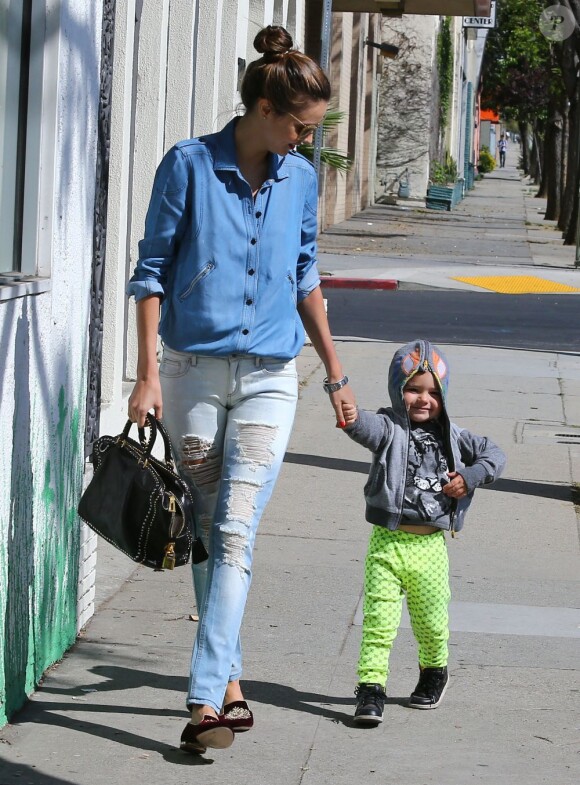 La divine Miranda Kerr emmène son fils Flynn sur une aire de jeux à West Hollywood, le 8 avril 2013.