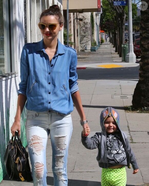 Miranda Kerr profite d'une belle journée ensoleillée avec son fils Flynn le 8 avril 2013.