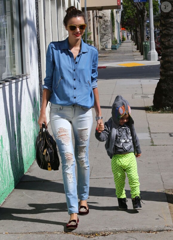 Miranda Kerr, souriante et stylée, emmène son fils Flynn dans une aire de jeux à West Hollywood, le 8 avril 2013.