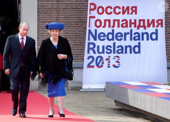 La reine Beatrix des Pays-Bas accueillait le président russe Vladimir Poutine au musée de l'Hermitage à Amsterdam le 8 avril 2013 pour l'inauguration de l'année de la Russie aux Pays-Bas.
