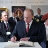 La reine Beatrix des Pays-Bas et le président russe Vladimir Poutine ont visité l'exposition Pierre le Grand au musée de l'Hermitage à Amsterdam, le 8 avril 2013, à l'occasion du lancement de l'année de la Russie aux Pays-Bas.